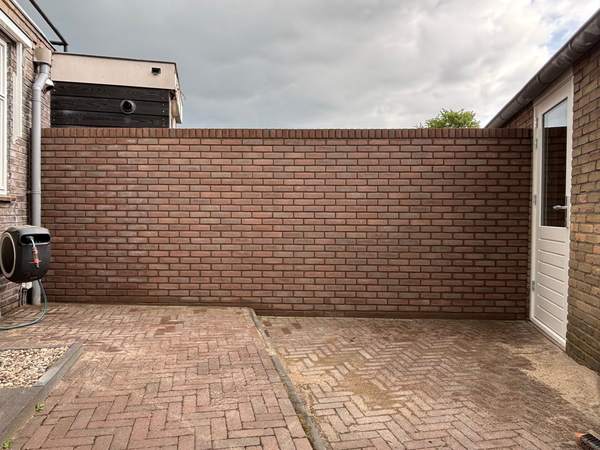Tuinmuur met terugliggende voeg